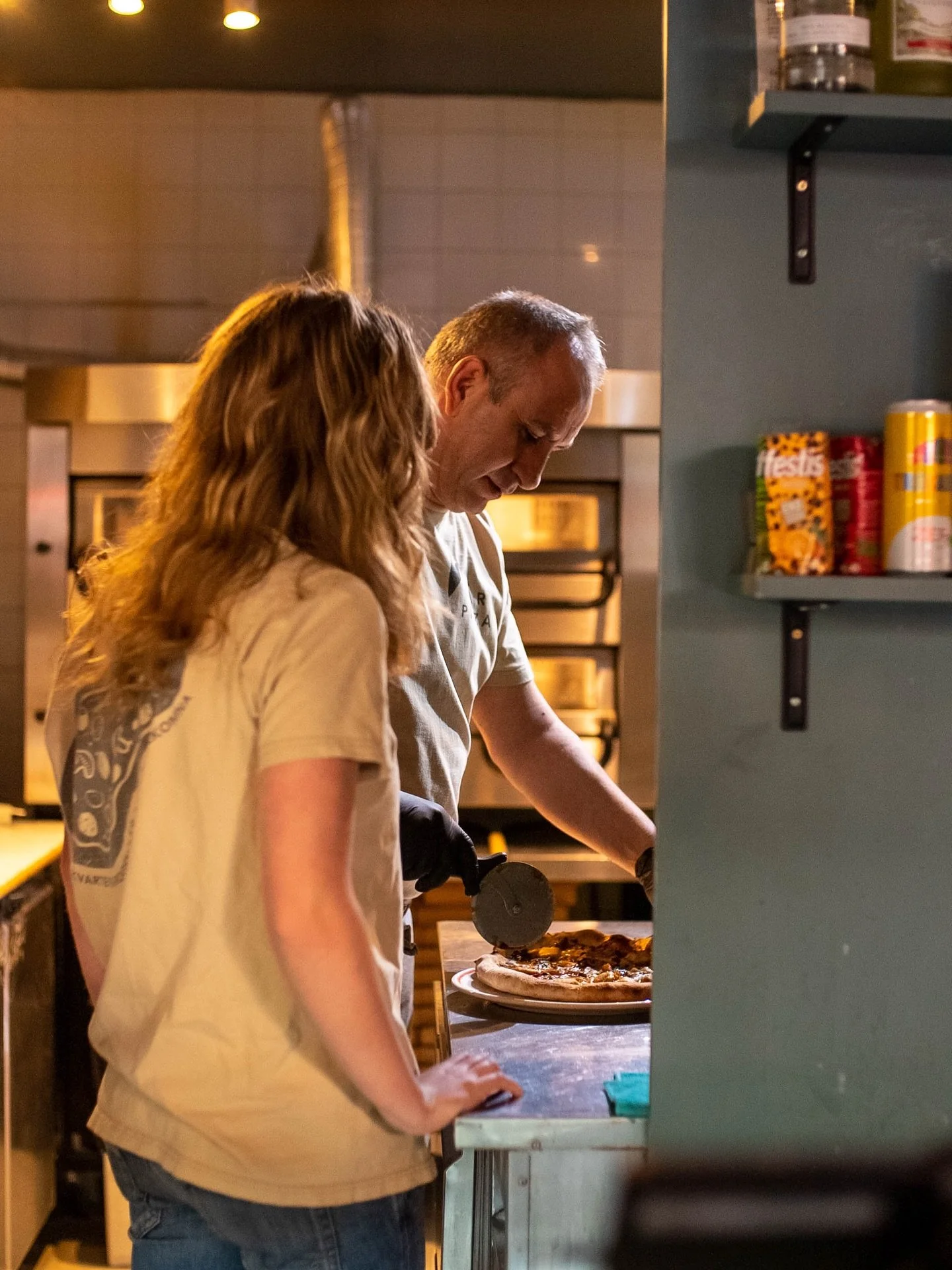 Vi g&ouml;r mer &auml;n pizza &ndash; vi bygger gemenskap 💛 Tack till alla som skrattar, &auml;ter och h&auml;nger med oss varje vecka! Tagga din pizzakompis 🍕❤️

#V&aring;rPizza #&Auml;tLokalt #StockholmFoodie #PizzaMedK&auml;rlek