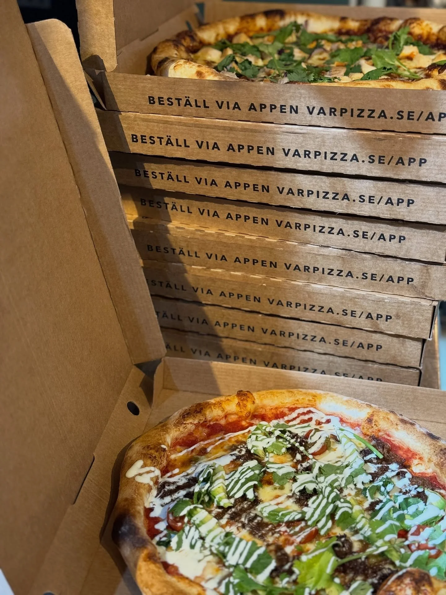 Planerar du fest, AW eller familjekv&auml;ll? 🤩
Vi fixar pizzorna &ndash; du fixar g&auml;sterna!
Boka catering: var@varpizza.se

#PizzaCatering #StockholmEvent #V&aring;rPizza