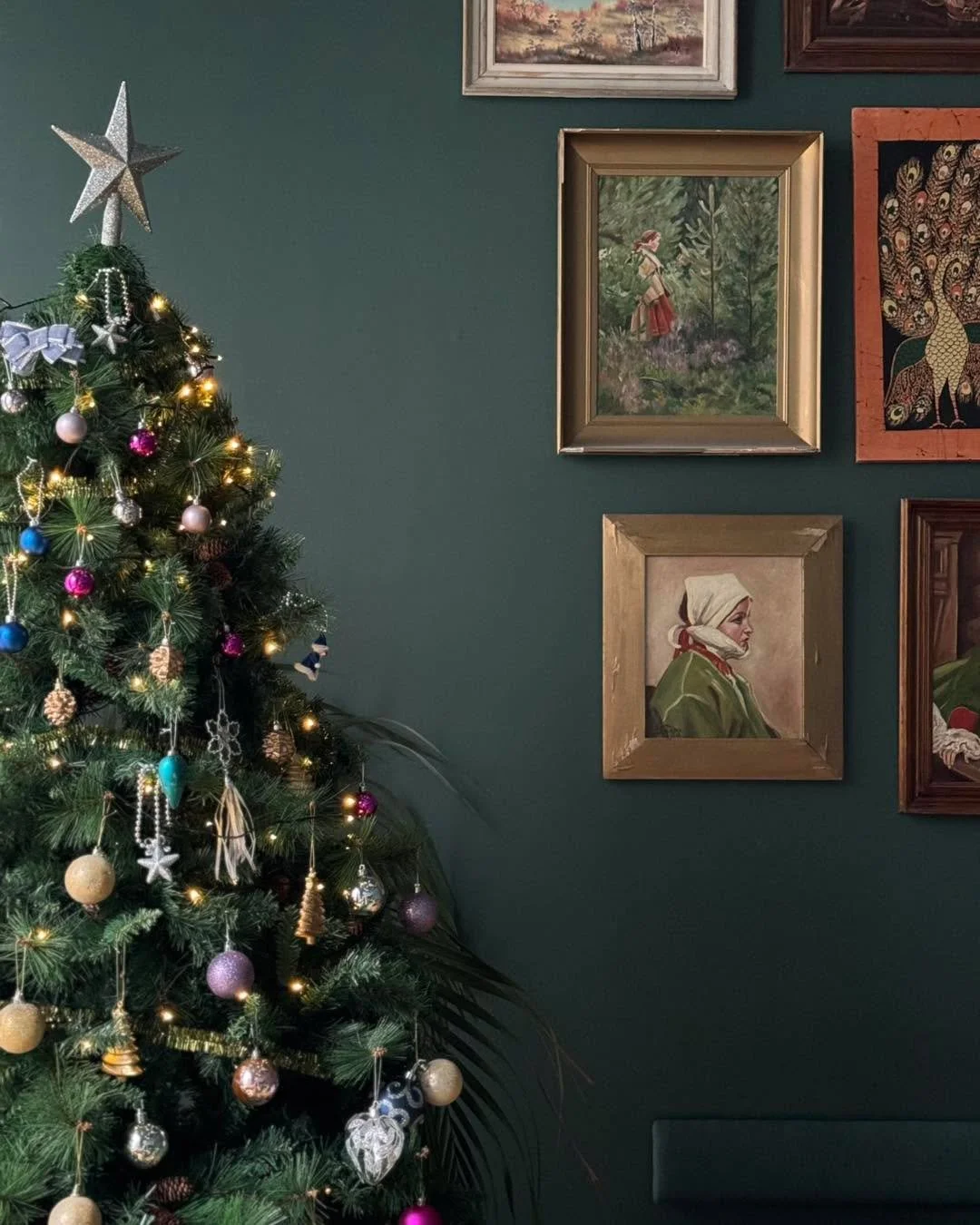 🎄 &Auml;r du ensam &ouml;ver julen eller os&auml;ker p&aring; vad du ska g&ouml;ra? Ingen ska beh&ouml;va fira ensam &ndash; p&aring; V&aring;r Pizza Aspudden &auml;r du alltid v&auml;lkommen!
Vi har &ouml;ppet hela julen och erbjuder kravl&ouml;sa 