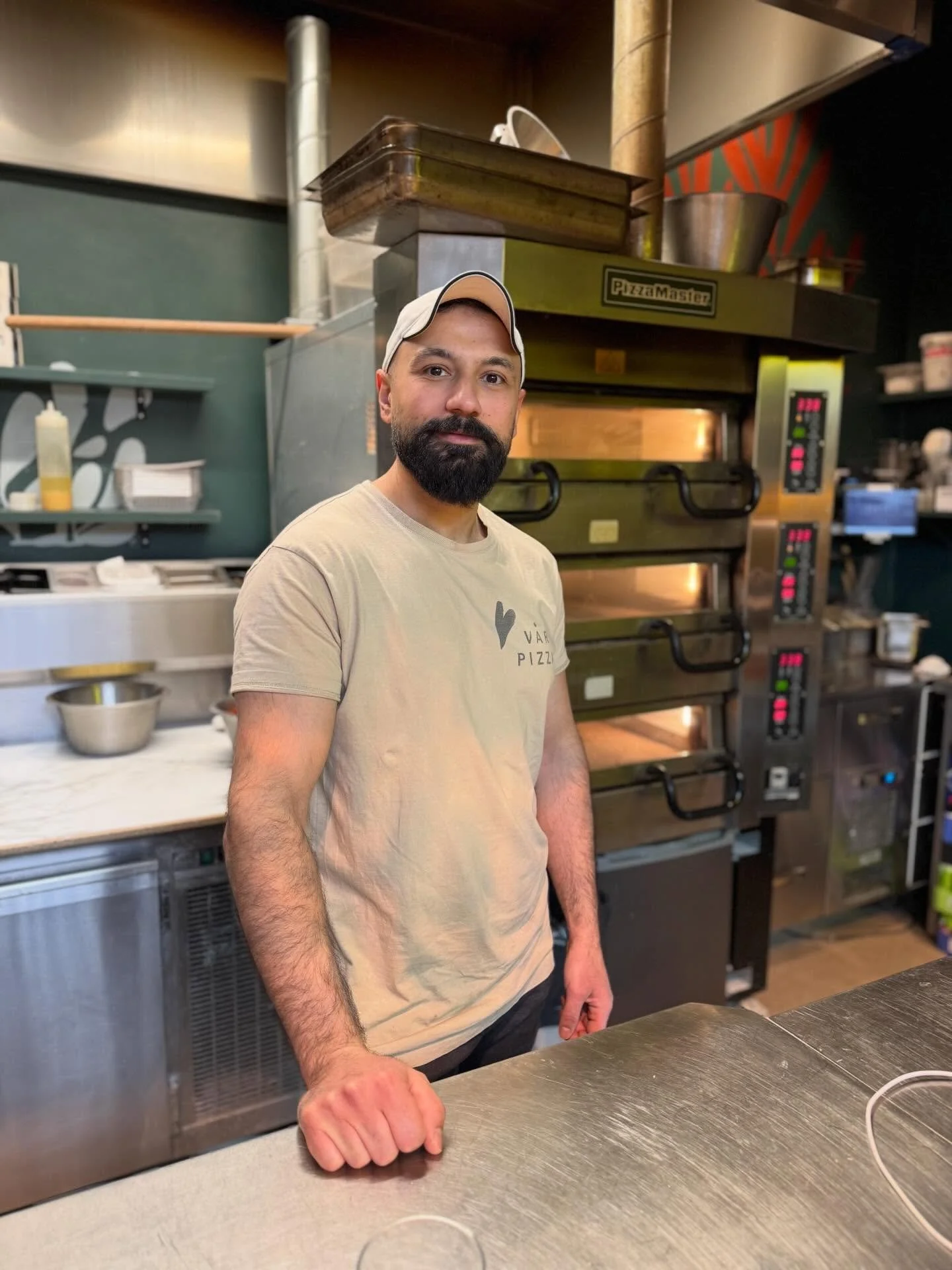 Idag k&ouml;r v&aring;r fantastiska bagare Ahmad i city, han &auml;r som Lucky Luke, pizzorna bara flyger ut ur ugnen h&auml;r med en j&auml;kla fart! Med sina 10 &aring;r som pizzabagare s&aring; &auml;r han en kille som levererar perfektion och mom