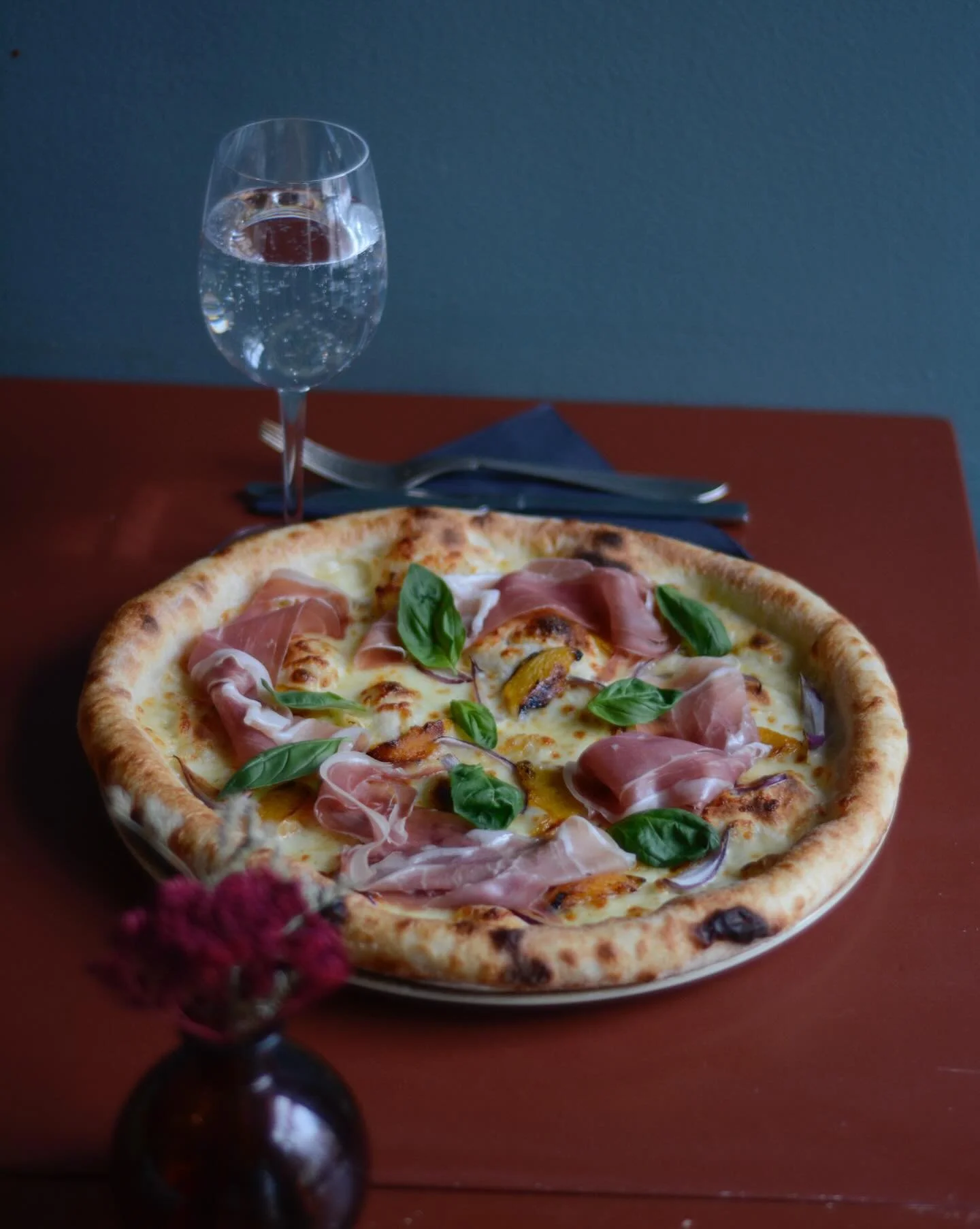 M&aring;nadens pizza februari!
PEACHY PARMA 🍑 

Vi l&auml;mnar sn&ouml; och kyla bakom oss och tar oss till tropiska breddgrader. Denna skapelse med s&ouml;tma, s&auml;lta och lite hetta &auml;r precis vad man beh&ouml;ver dessa kalla dagar. 
Vad be