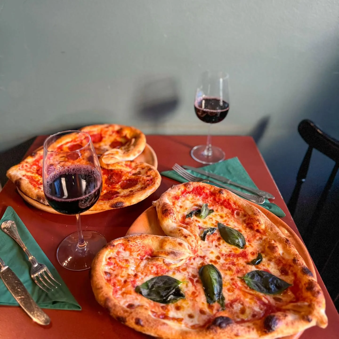 Glad alla ❤️ dag! Som traditionen bjuder kan du idag k&ouml;pa hj&auml;rtformad pepperoni eller margherita f&ouml;r 120:- Takeaway eller &auml;ta p&aring; plats. I alla v&aring;ra restauranger bara idag. Ta hand om varandra ❤️