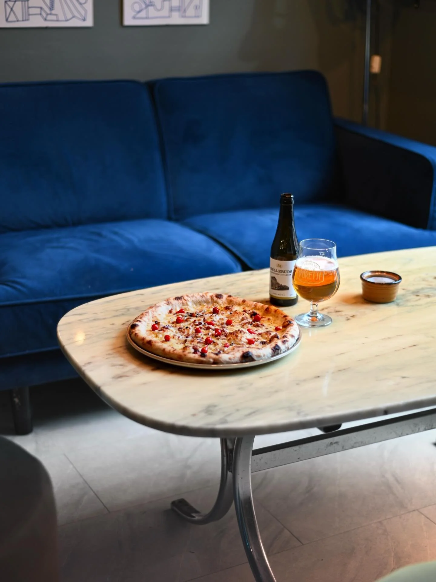 Sl&aring; dig ned i soffan och njut av en magisk pizza med n&aring;got gott att dricka till 🍕