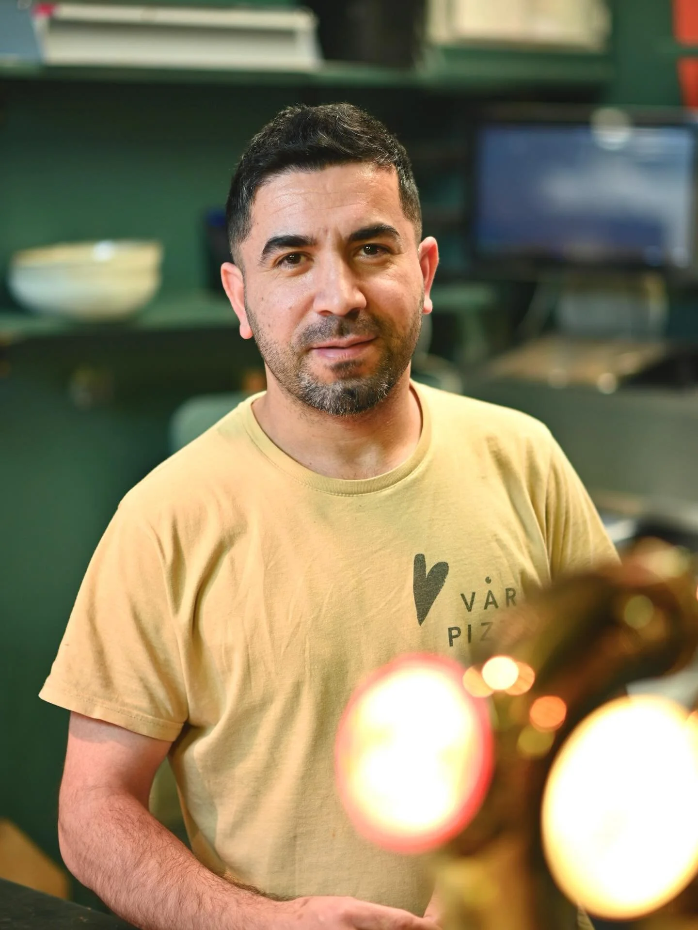 Ni kanske tr&auml;ffat honom tidigare om ni har &auml;tit hos oss, men l&aring;t oss presentera den fantastiska Sardar 🍕

Sardar kommer fr&aring;n Irak och kom till Sverige 2019, innan han kom till Sverige s&aring; bodde han n&aring;gra &aring;r i I