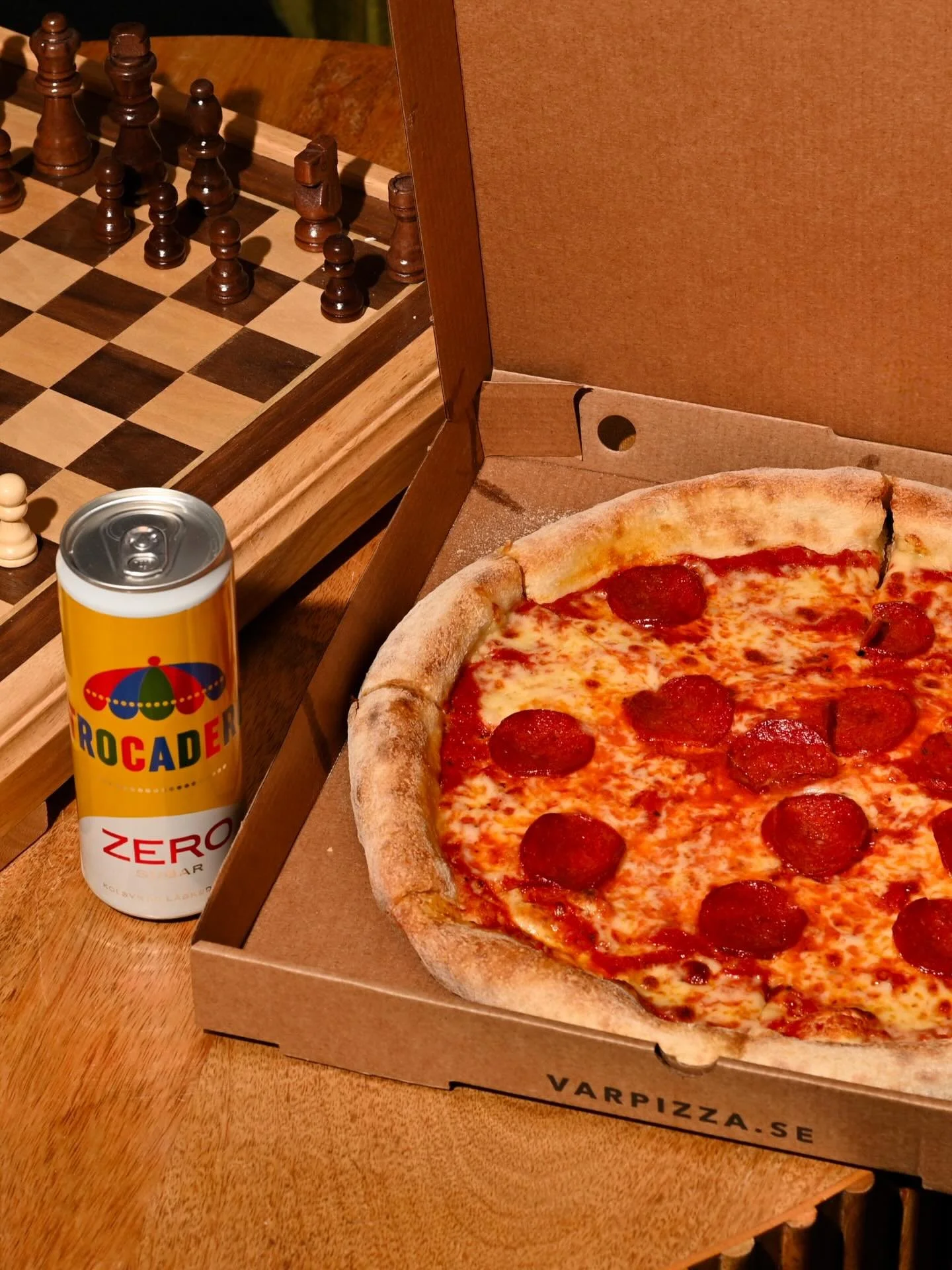 &Auml;ta h&auml;r eller ta med? En fr&aring;ga vi st&auml;ller ofta, njut av pizzan p&aring; jobbet, f&ouml;rfesten eller bara i pyjamasen hemma i lugn och ro. Valet &auml;r ditt 🍕