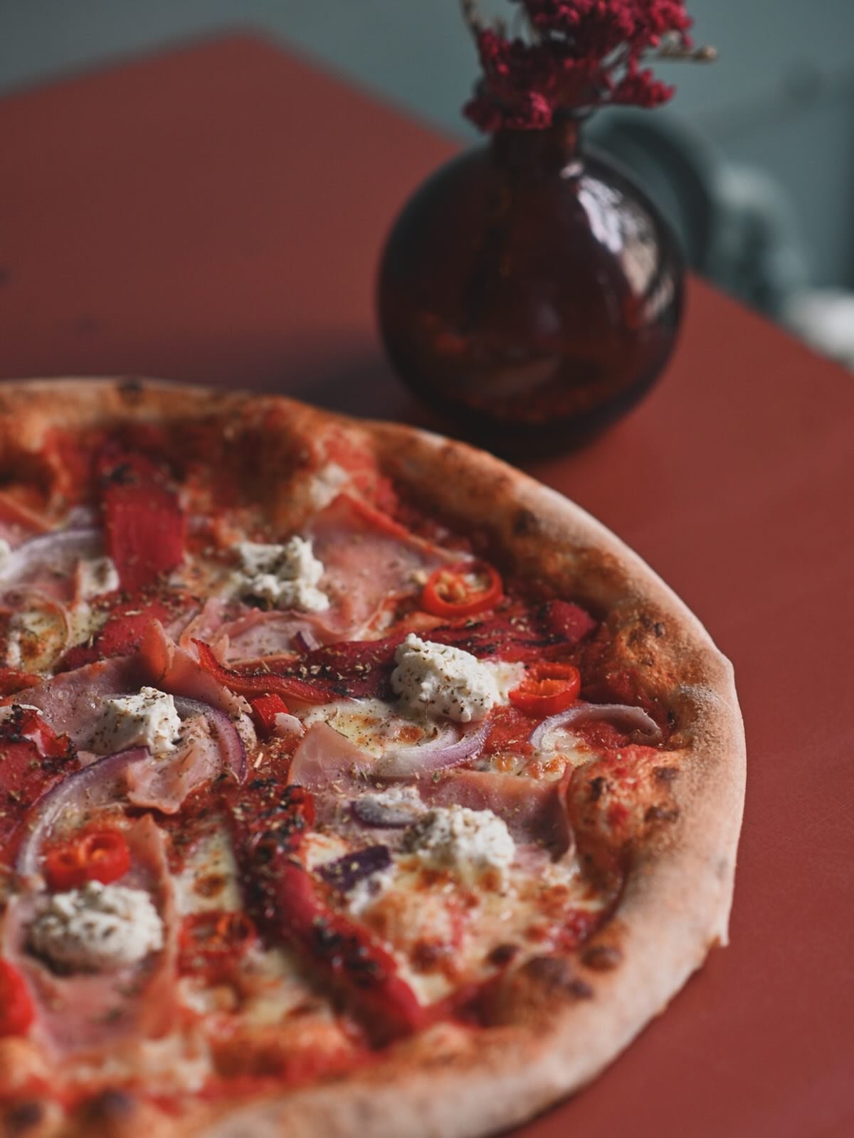 M&aring;nadens pizza f&ouml;r April GRIGLIATI 🍕
P&aring; denna pizza s&aring; har vi tomats&aring;s, mozzarella, r&ouml;dl&ouml;k, r&ouml;d chili, skinka, grillad paprika, f&auml;rskost, oregano och svartpeppar. En h&auml;rlig kombo av s&ouml;t och 