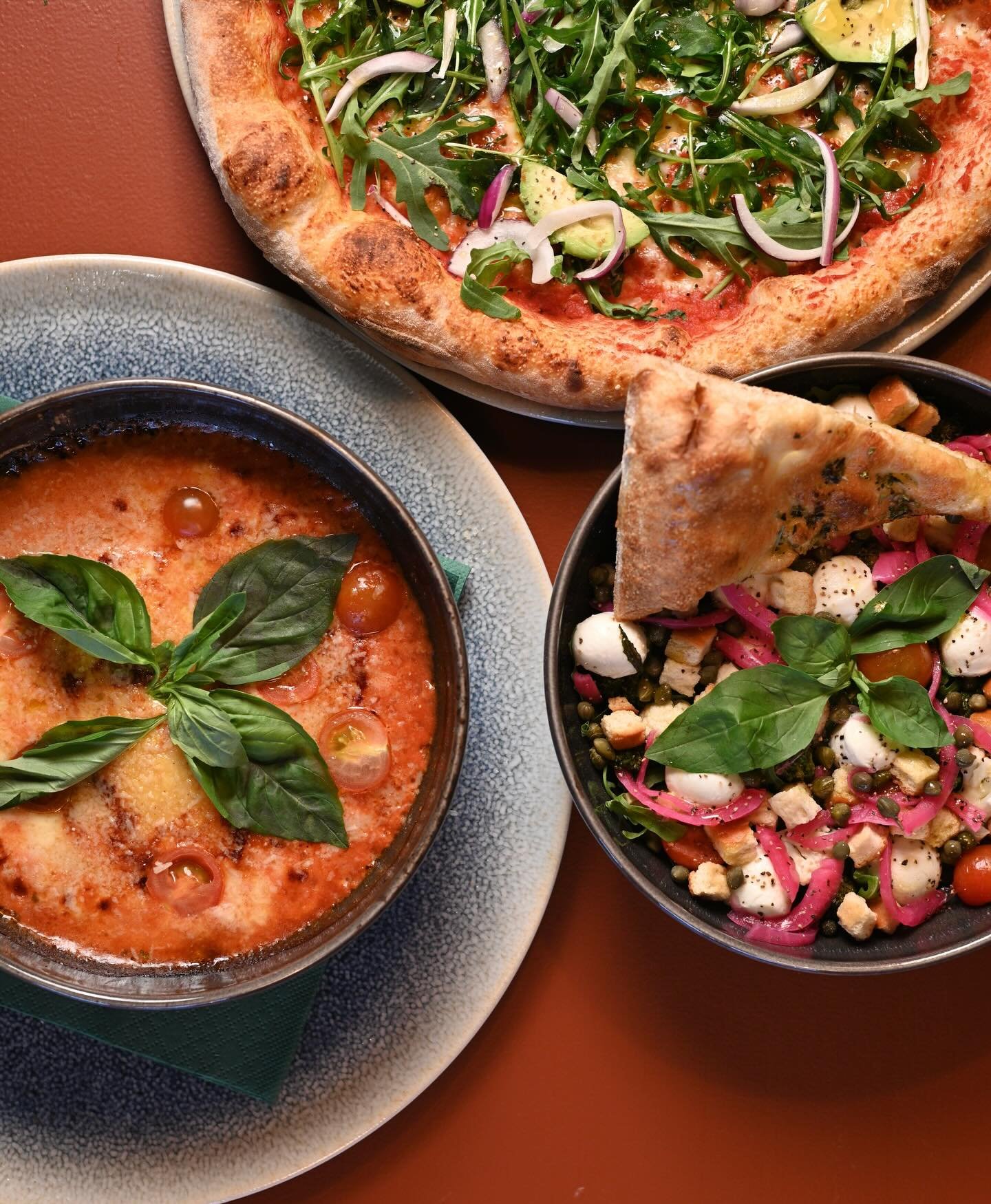 Kom f&ouml;rbi och &auml;t en god lunch eller varf&ouml;r inte sk&auml;mma bort familjen med en extra god middag en fredag som denna! Varmt v&auml;lkomna in hos p&aring; V&aring;r Pizza 🍕