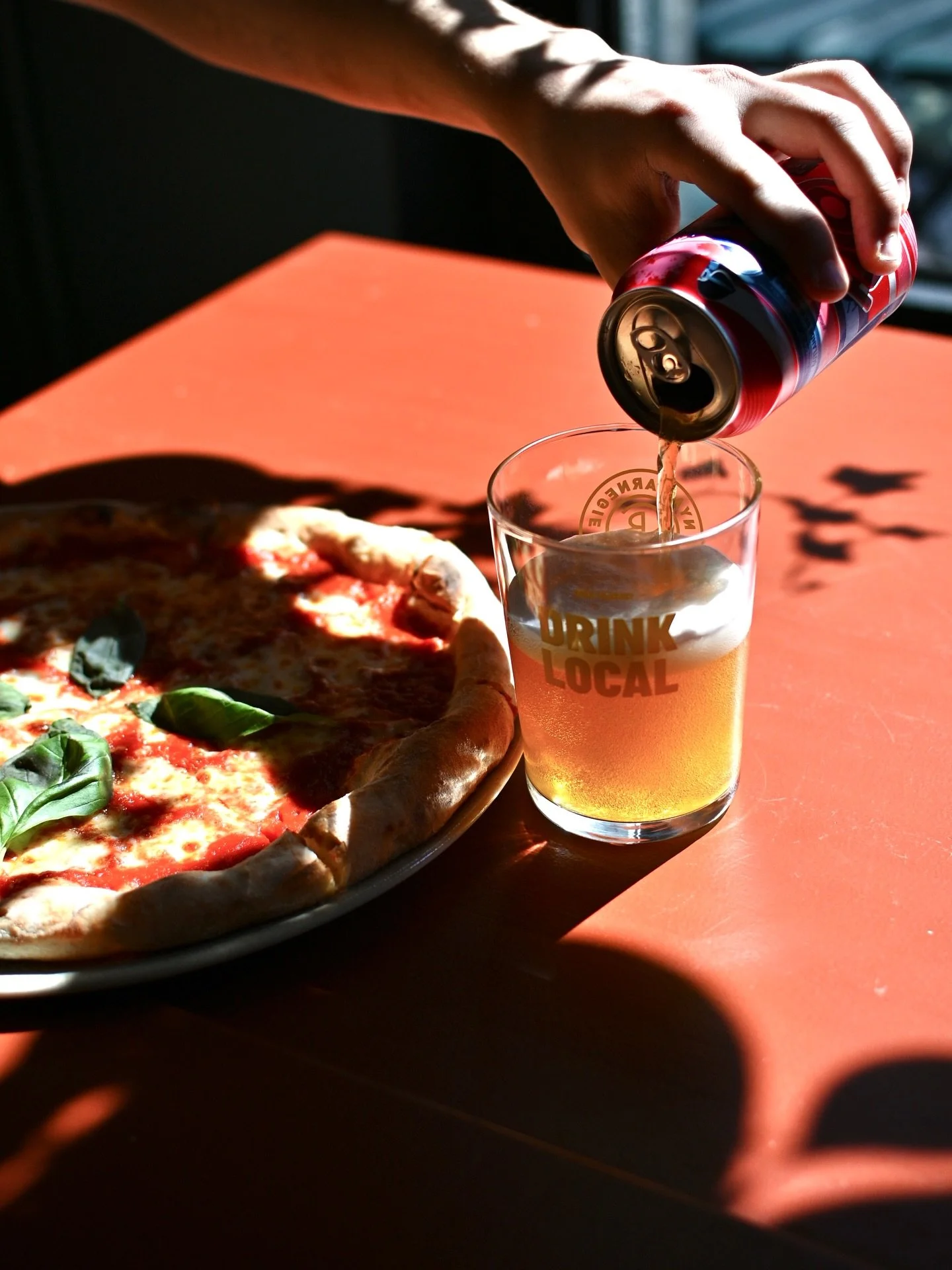 Solen skiner ☀️ pizzan &auml;r varm 🍕 &ouml;len &auml;r kall 🍻 och uteserveringen badar i sol h&auml;r i Kungsholmen. Nu vet ni vart ni ska &auml;ta middag idag 🍕❤️