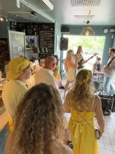 I helgen var det Smaka p&aring; &Auml;lvsj&ouml;, det var en otrolig vibe med musik, pizza och h&auml;rliga m&auml;nniskor 🍕🍻☀️🌸