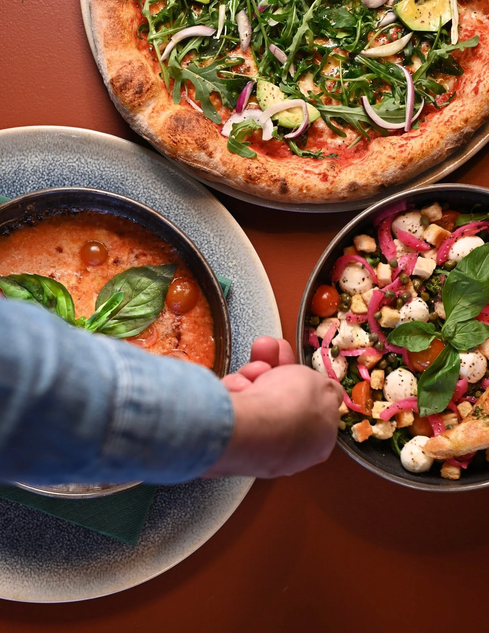 V&auml;lkomna in f&ouml;r att utforska v&aring;r meny 🍕

Vi f&ouml;rs&ouml;ker ha n&aring;got f&ouml;r alla, allt fr&aring;n pizza till pannkakor, varmt v&auml;lkomna in och hitta din favorit p&aring; menyn.