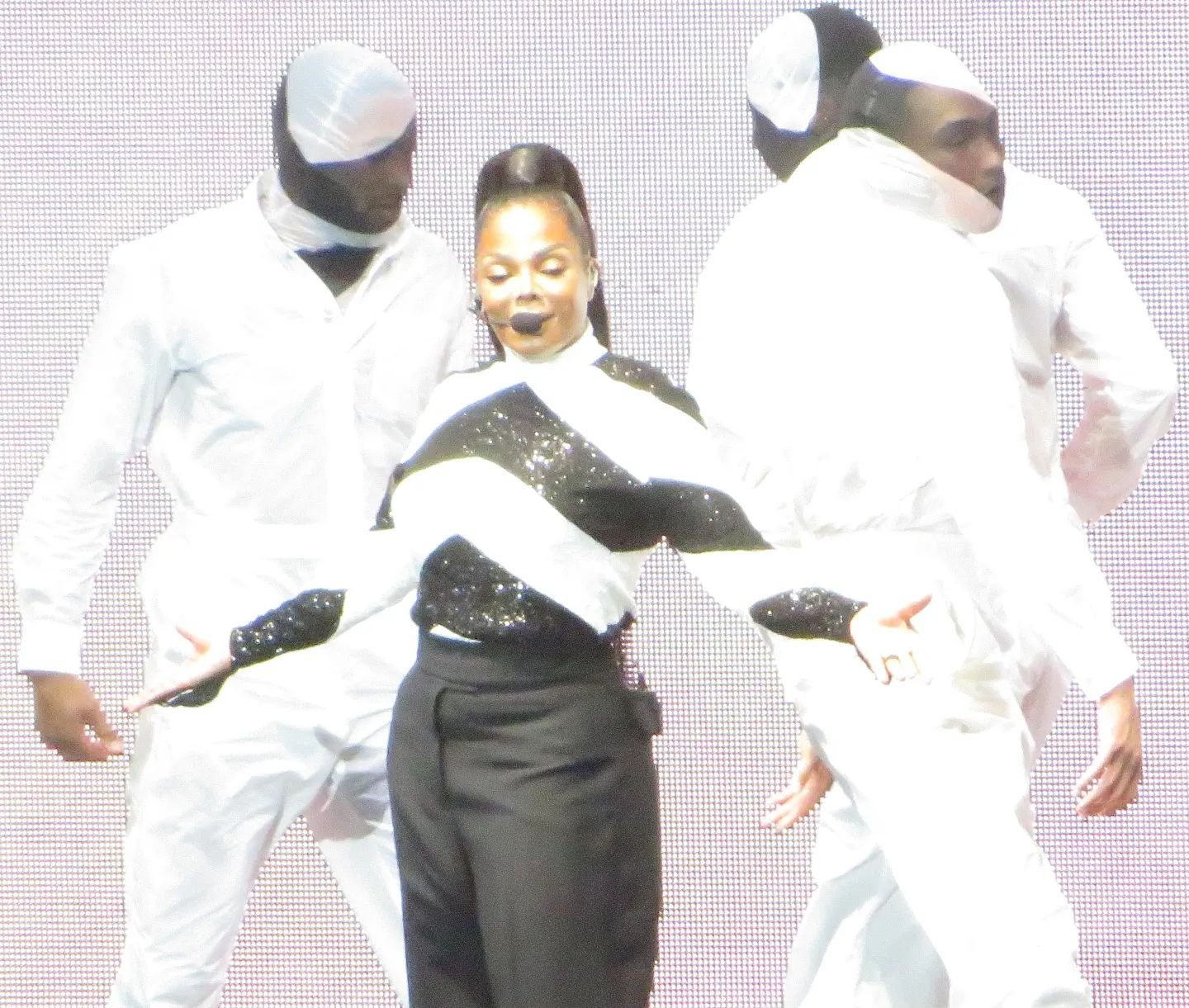 Janet Jackson
Absolutely stunning ❤️🔥❤️

#nofilter #concertphotography #lawnpass #dance #oneshot #legend #janetjackson #queen #epic