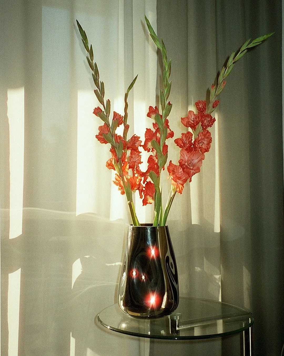 Having fun shooting silver objects on #cinestill400d 💥🎞️
my most favorite film from @cinestillfilm 🫶🏻
.
.
.
Developed in @blix_munich 🙌🏻, scanned by me 🎞️
Last picture is 🙂 from scanning, before I retouched that hair away ✍🏻
.
.
.
.
.
.
.
.
