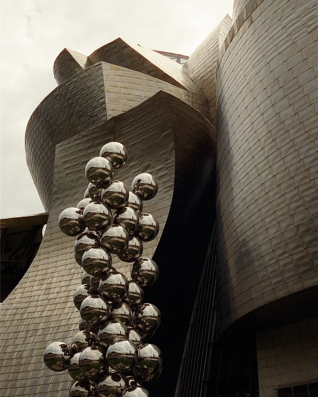 Guggenheim museum in Bilbao by Frank Gehry ✨
Honestly I was hoping to get some cool efects shooting on Reflx lab 400d 💥 but it was too cloudy on that day. 
Anyways I love the outcome ☁️🎞️
.
.
Developed at @blix_munich , scanned by me 🙌🏻
.
.
.
.
.