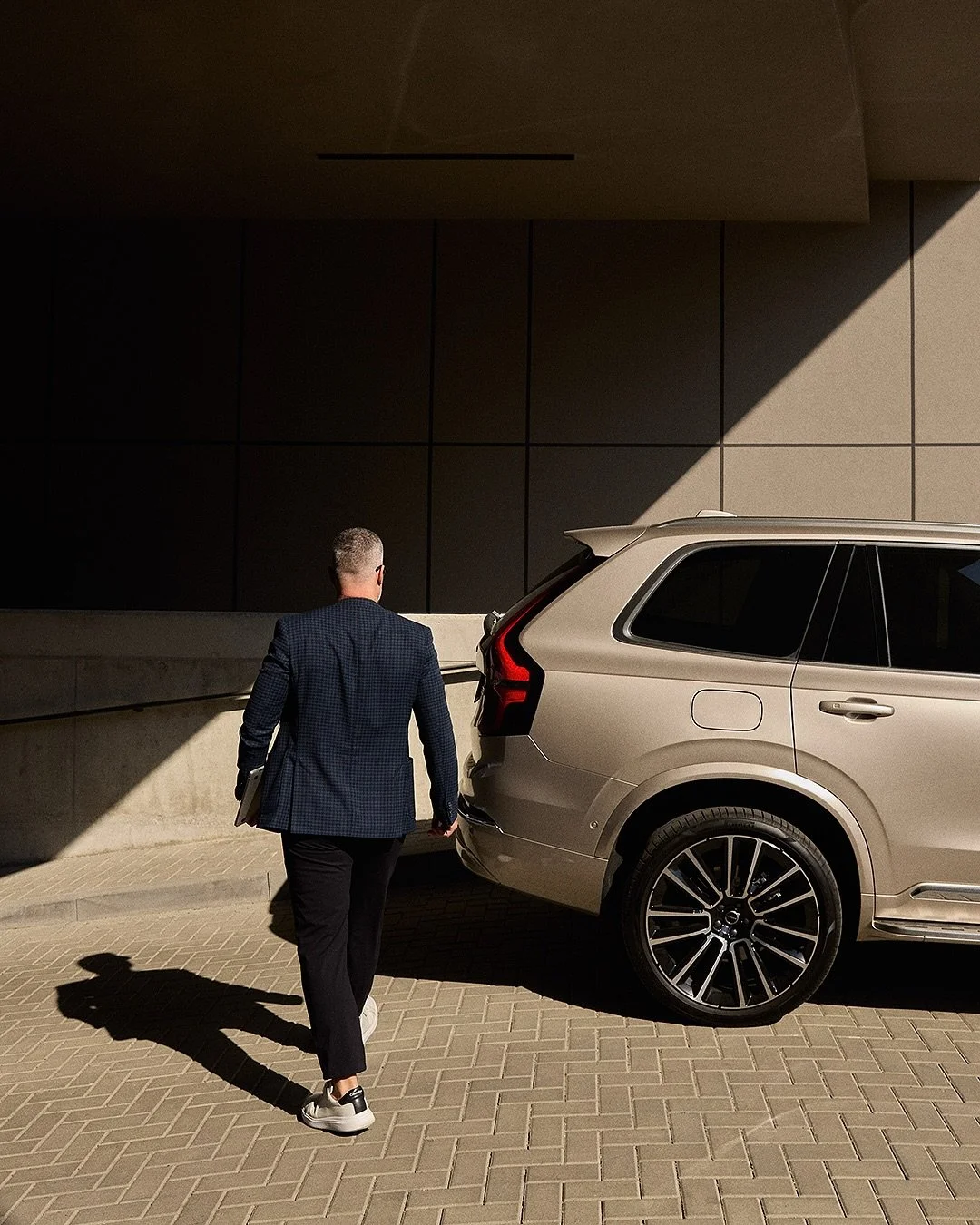 Between business branding and lifestyle 💫 
.
Visit my portfolio www.seeyouinagoodlight.com for more / link in bio 
.
. 
.
.
.
.
.
.
#seeyouinagoodlight #LifestylePhotographer #canondeutchland #canonprofessional #lifestyleportrait #volvo #volvoforlif