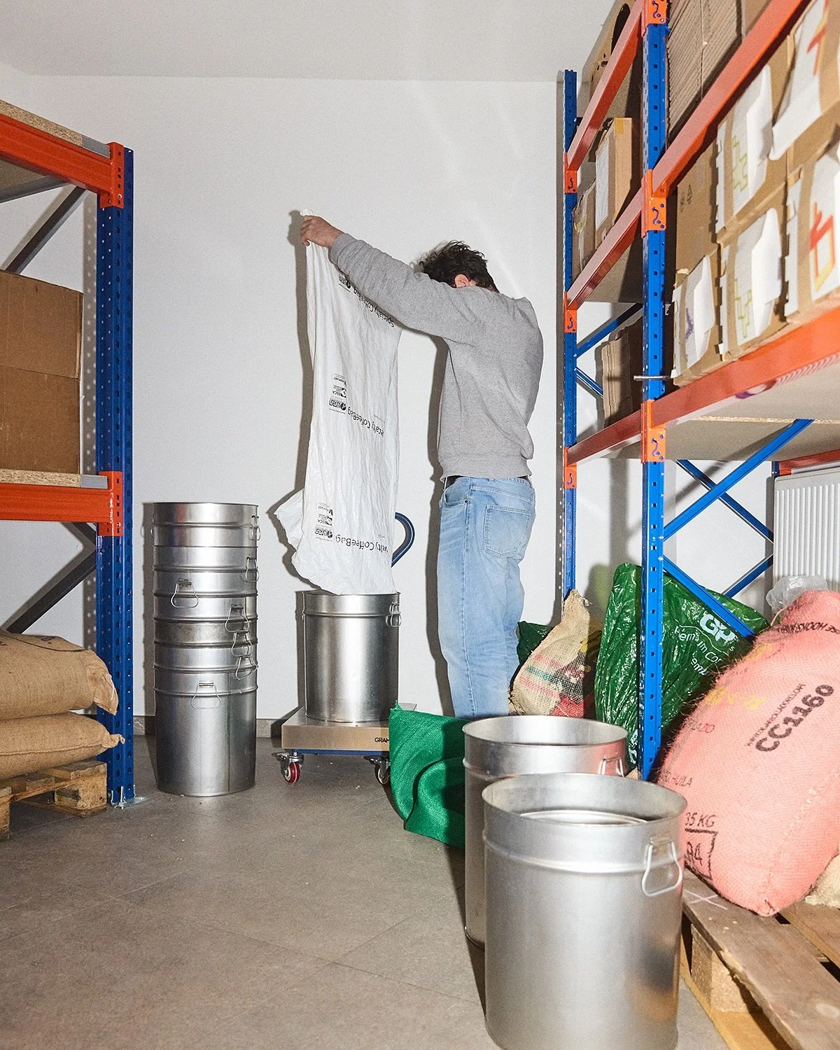 Did you know cutting down on caffeine can take away about 60% of your will to live? - Yes, I think we all know and are not gonna risk it 🌝 As a true coffee lover and proud coffee addict, I really enjoyed capturing the roasting process of the delicio