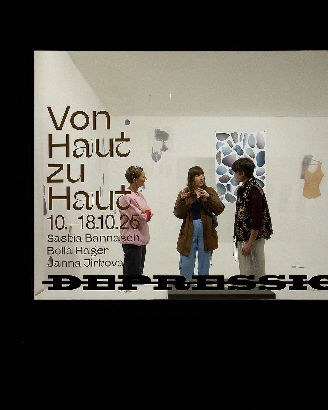 Pleasure to document the instalation and vernissage of Von Haut zu Haut, interactive exhibition by @_saskiabannasch @janna_jirkova and Bella Hager. Tomorrow is already the last day, if you have time and craving for grounding, mindfulness experience -