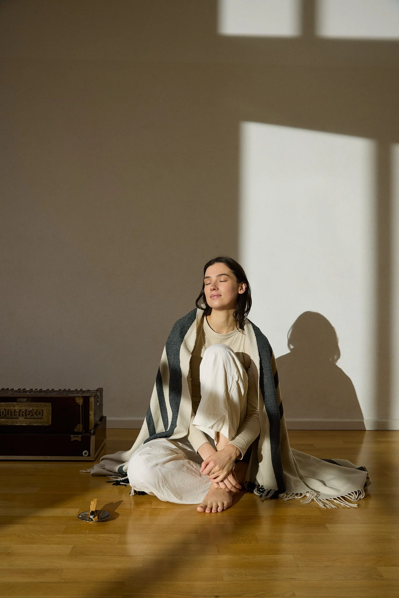 Rebecca Munro meditate in sunlight in Berlin Jivamukti yoga studio Peace yoga captured by Tereza Konarikova See you in a good light