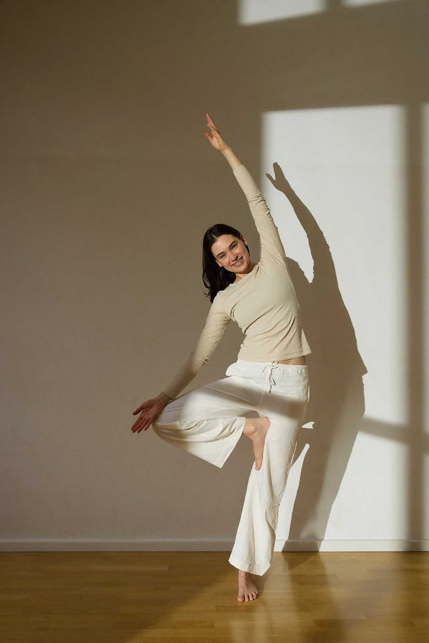 Rebecca Munro practising yoga in Berlin Jivamukti yoga studio Peace yoga captured by Tereza Konarikova