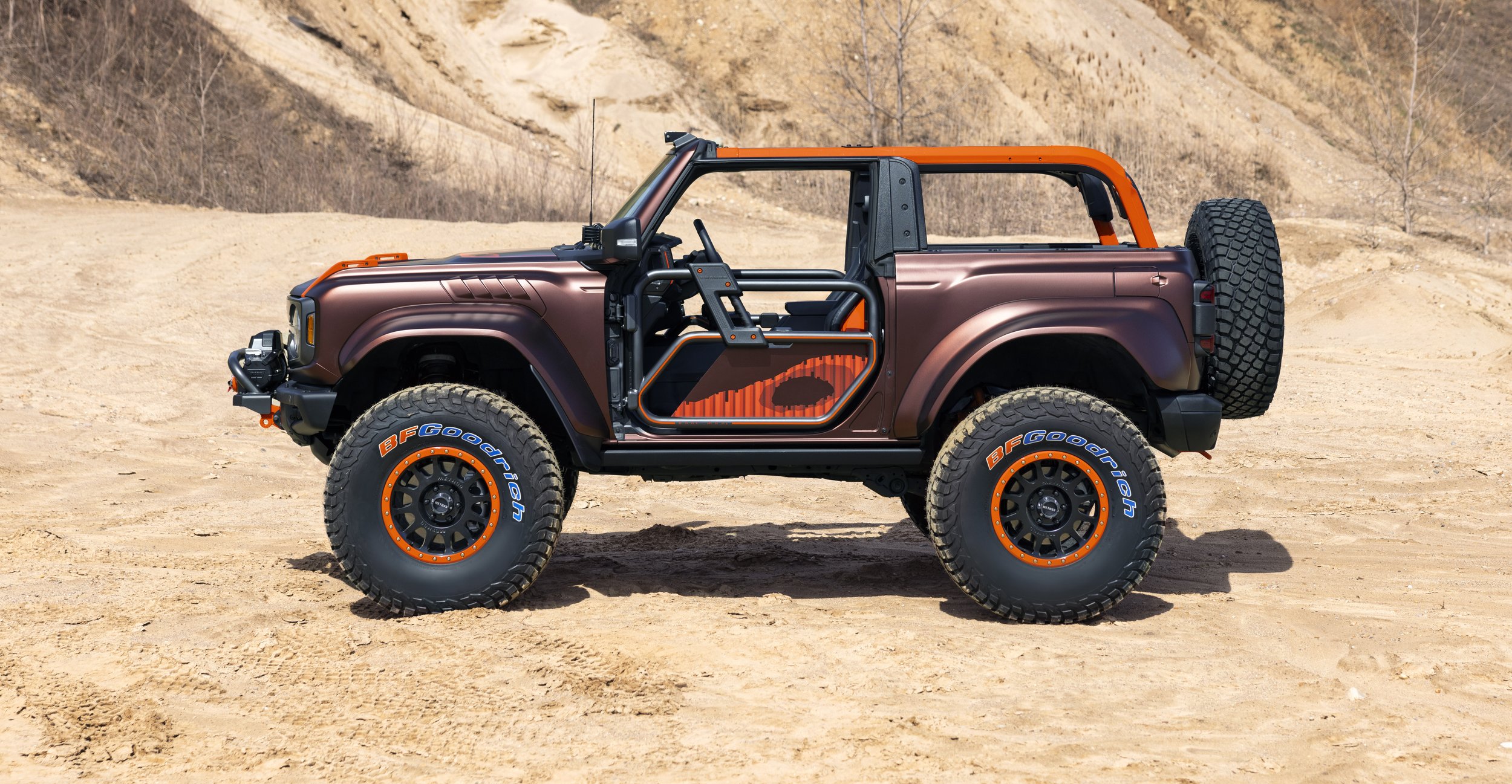 Side profile of the Moab Bronco Cliffhanger showcasing the tube door and the artwork on the side.