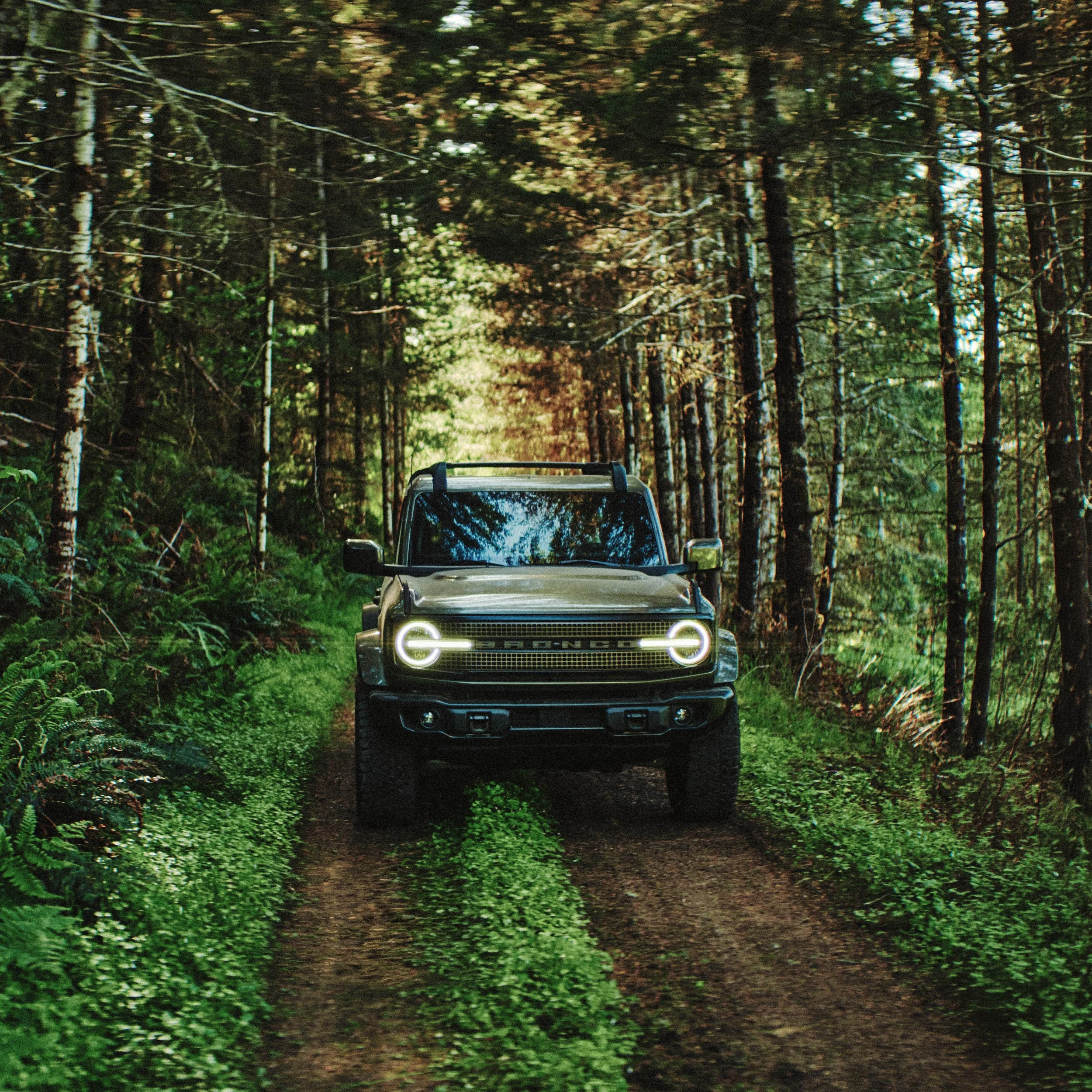 A Front View of the 2027 Bronco Filson Standard Edition driving offroad on a dirt trail