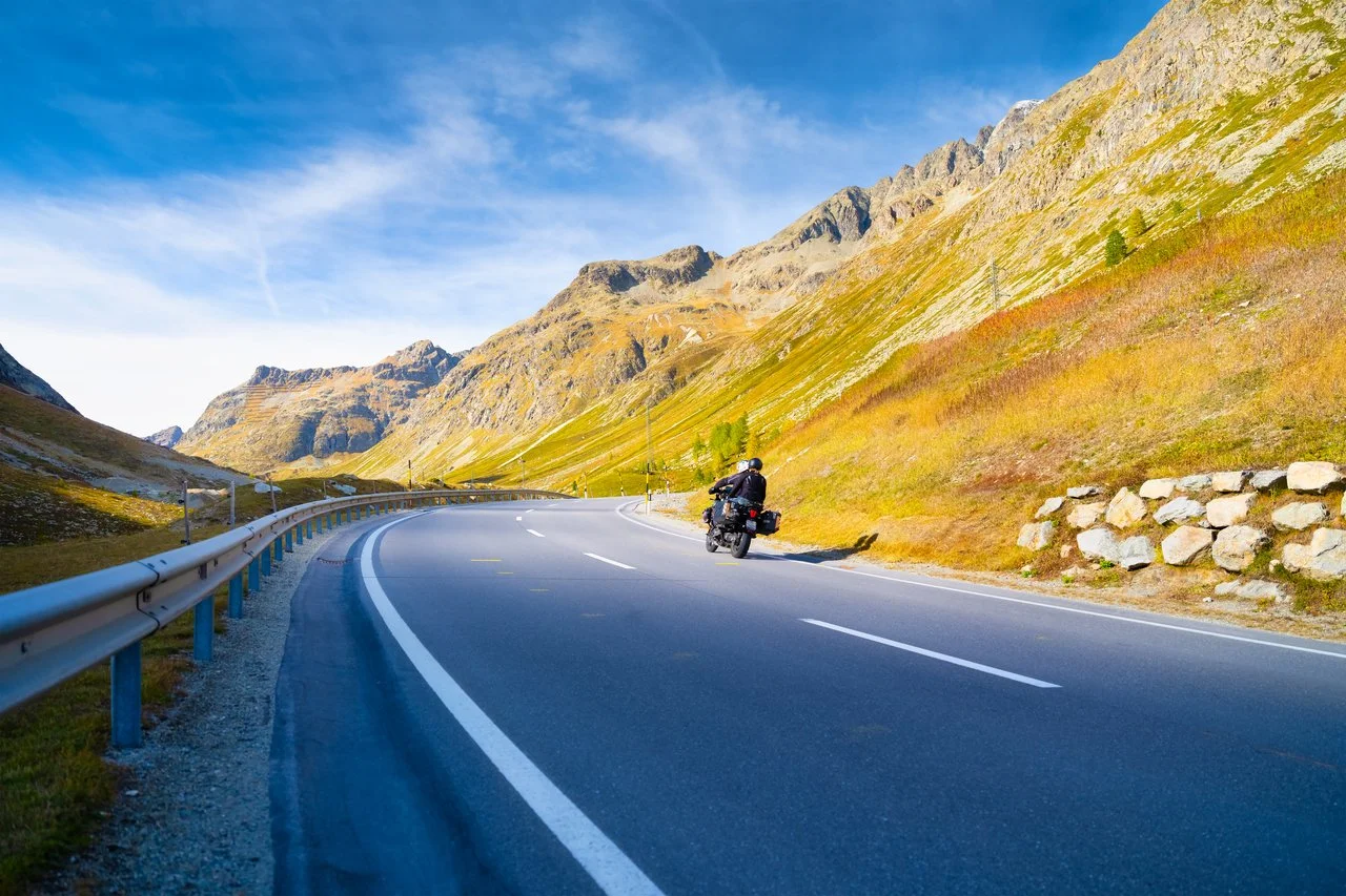Comment voyager à moto en Grèce sans parler ni lire le grec ?