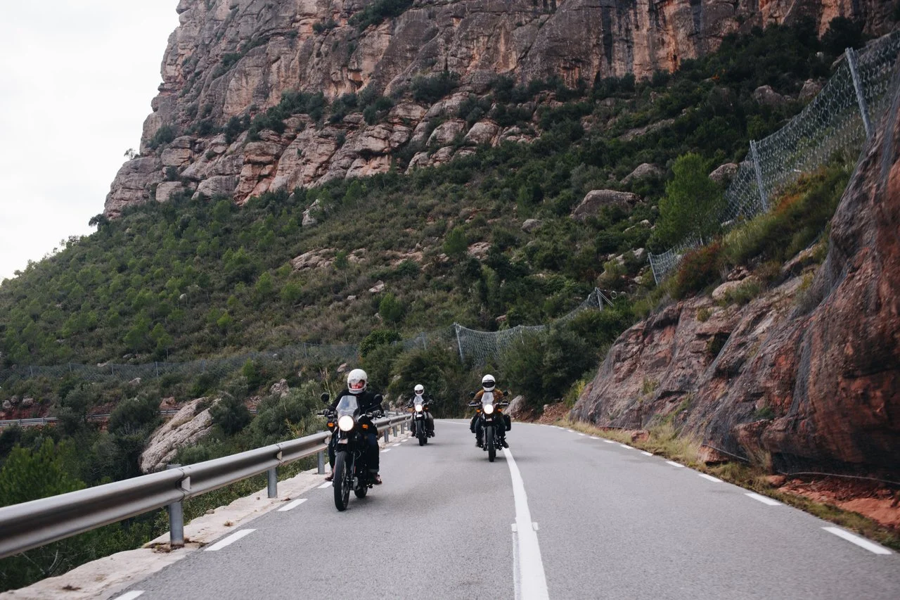 Cols et routes de montagne à moto : le guide pour rouler juste
