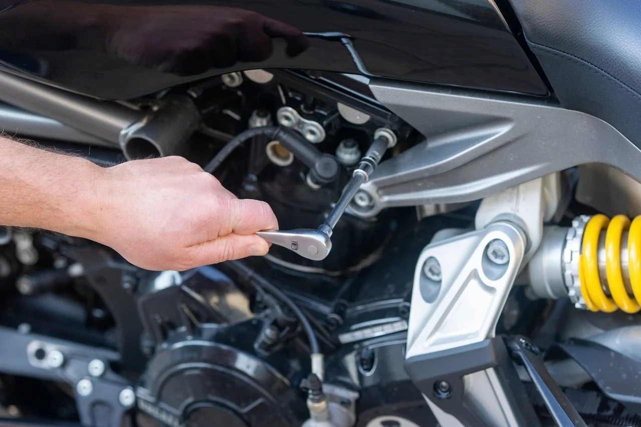 Réglage moto avant de partir en road trip en duo et chargé