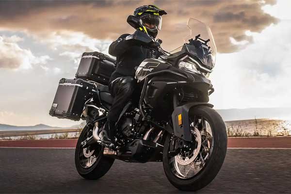 cfmoto-700MT-noir-sur-route.jpg