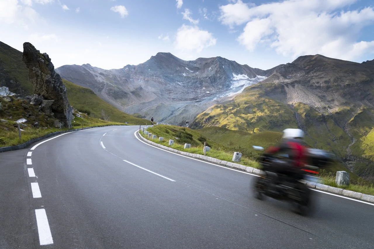 Revêtement des routes pour rouler à moto en Grèce
