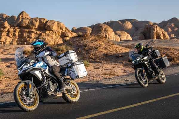 cfmoto-700MT-sur-route.jpg