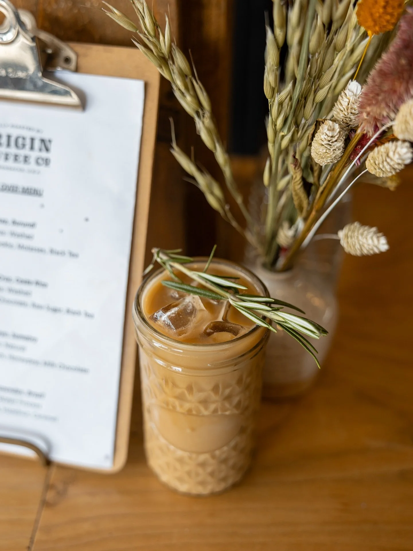 🍂 Not ready to give up iced drinks yet? Our Salted Pecan Rosemary Latte is as delicious iced, as it is hot! Our housemade syrup is the secret 🤫