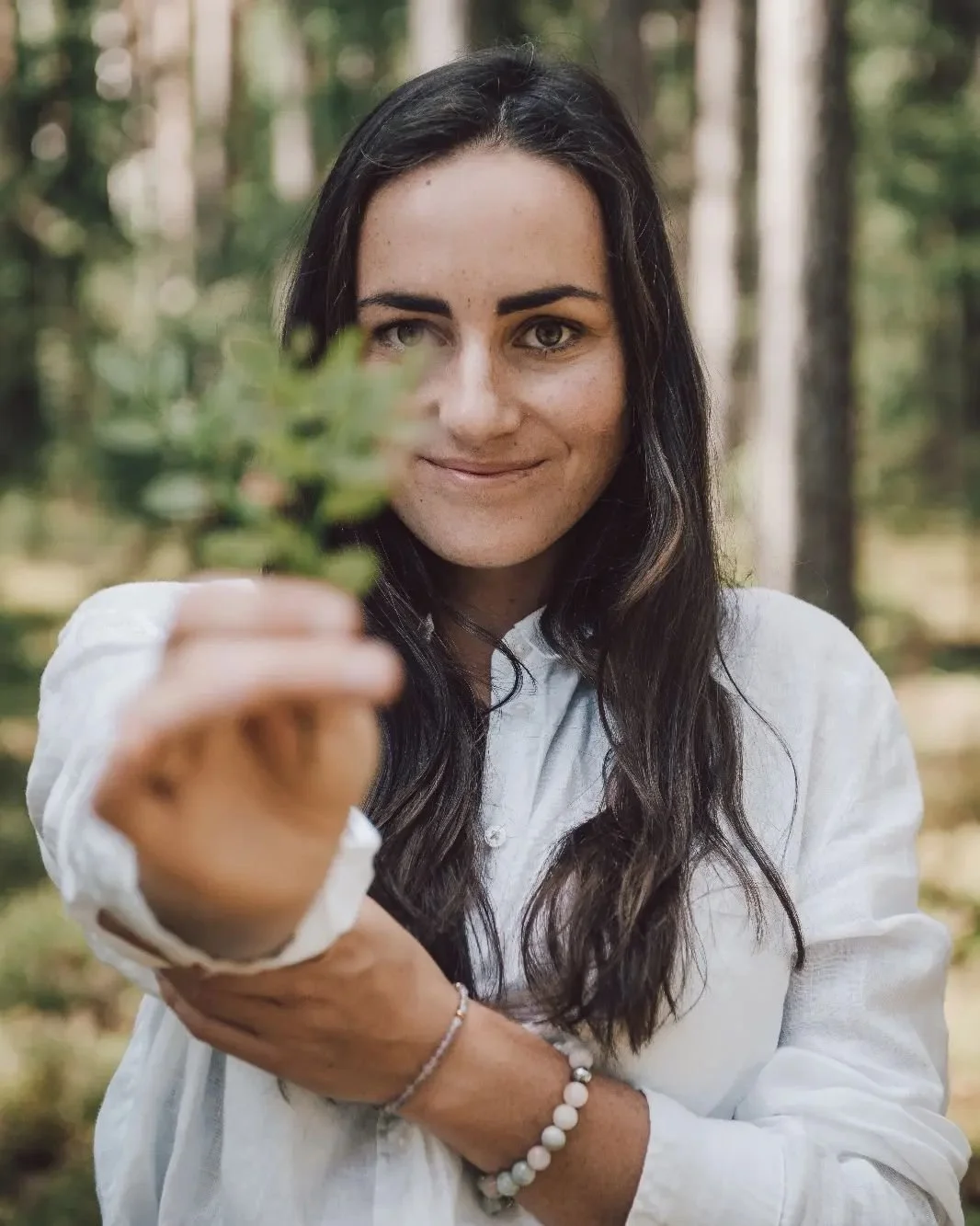 Hallo lieve lezer,

Vandaag wil ik mezelf graag even voorstellen. Dit ben ik in een notendop.

🌱 Mijn naam is Aurelija. Maar vrienden noemen me vaak Aura, wat een afkorting van de naam is. Aurelija komt van het Latijnse "Au" dat goud betek