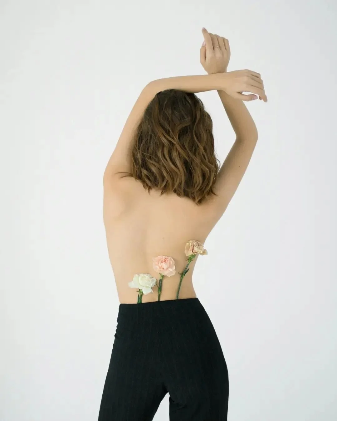 Kobidomassage begint met het openen en ontspannen van de achterkant van je nek en borst, zodat het lymfe vrij kan stromen en je huid kan vernieuwing. 

Daarna gaat veel aandacht uit naar een delicate techniek voor je gezicht. 

De massage wordt afges