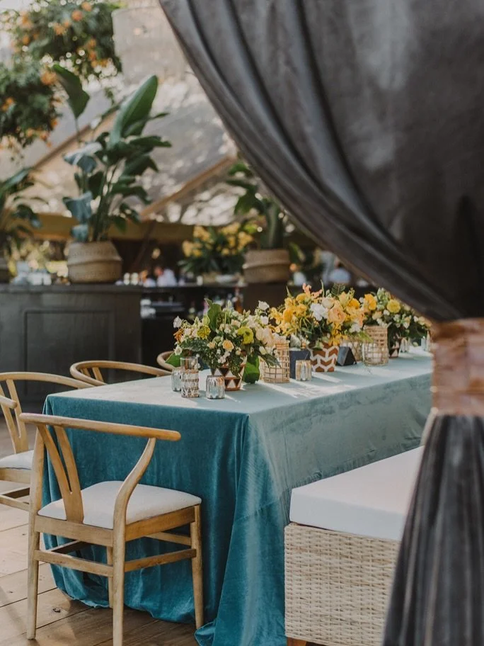 Even when the weather is still warm, thoughtful design can bring the fall season to life - natural textures, rich colors, and details that make warm, outdoor celebrations still feel like autumn. 🍂