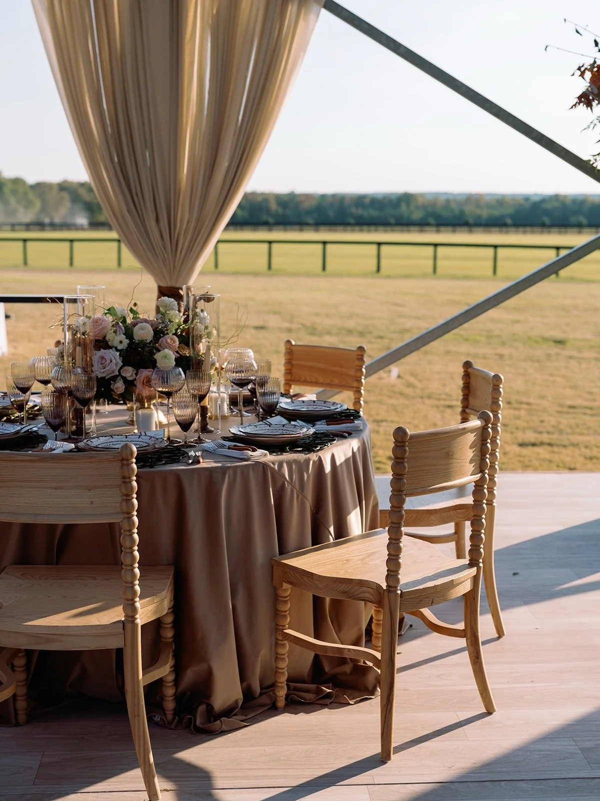 A classic Ralph Lauren&ndash;inspired holiday never goes out of style! We can&rsquo;t wait to see the stunning tablescapes, timeless details, and festive arrangements this week. A classic Christmas stuns every time! 🎄🐎