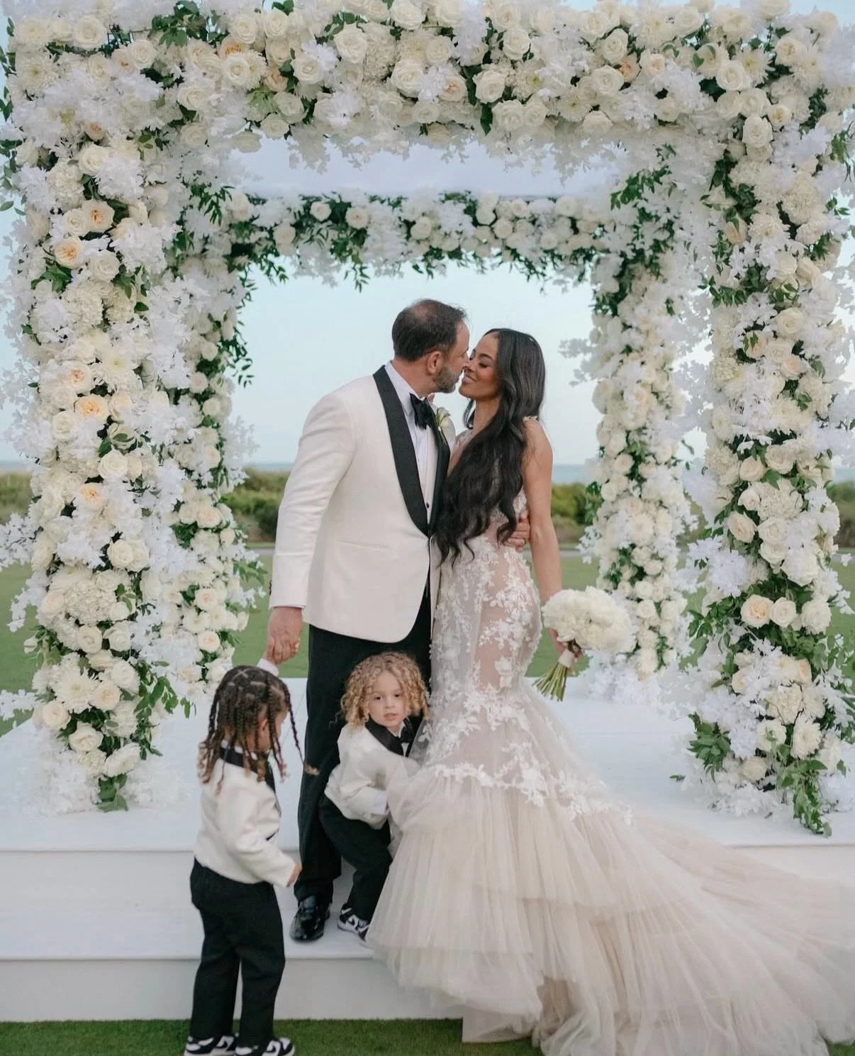 I love color but give me lush, classic, white weddings and romance any day! White will never go out of style. 💫