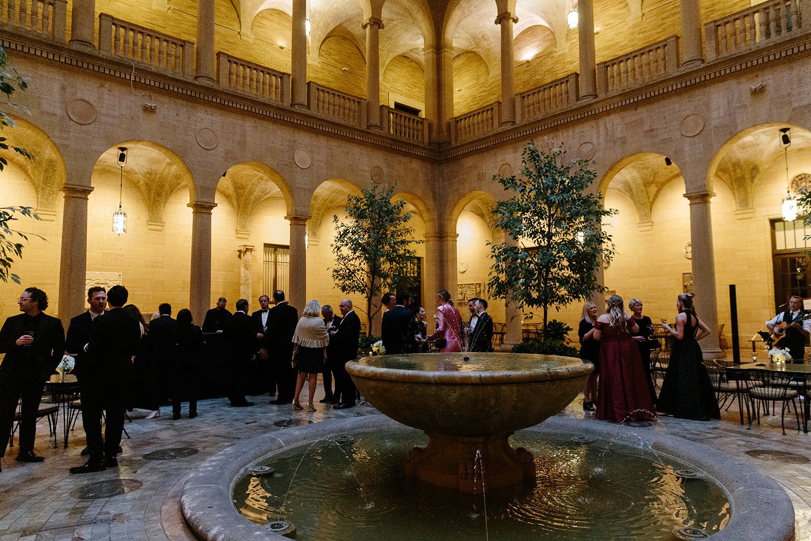 Guests mingling in a stone courtyard with a central fountain and arched architecture for a wedding cocktail hour.
Vik Photo
The Nelson-Atkins Museum of Art
Kansas City, Missouri