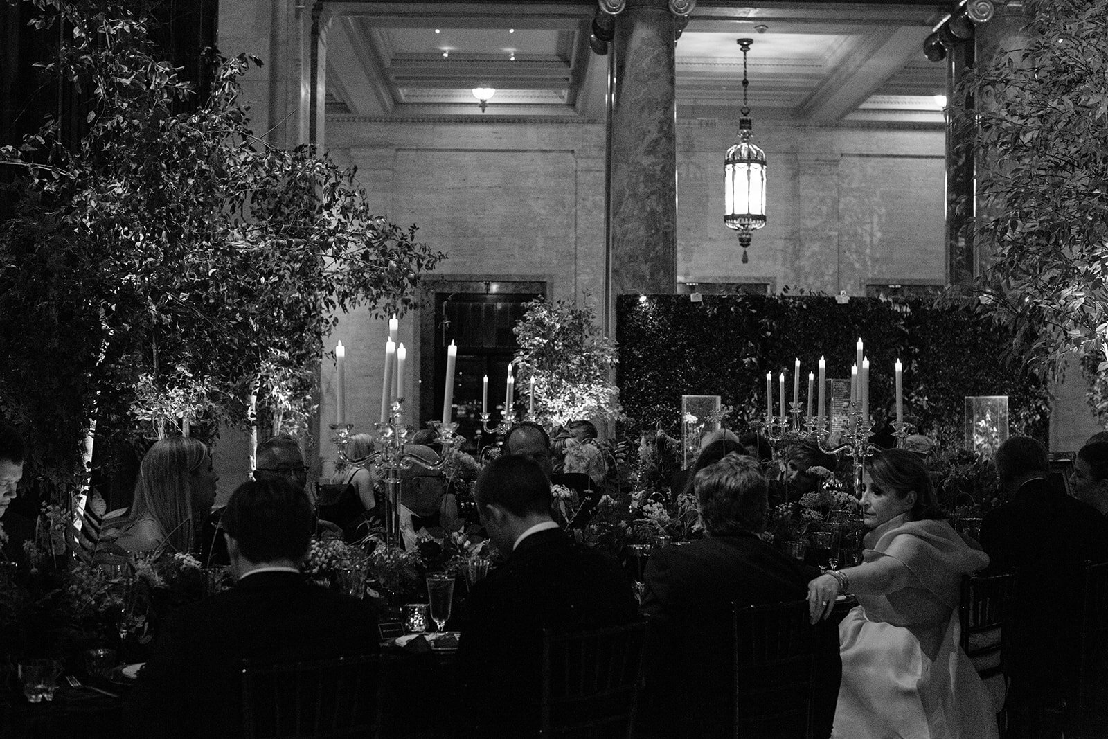 Elegant wedding guests seated in a candlelit, dark museum reception hall with ornate decor and greenery.
Vik Photo
The Nelson-Atkins Museum of Art
Kansas City, Missouri