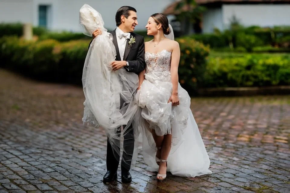 &iquest;Por qu&eacute; hacemos m&aacute;ximo 12 matrimonios al a&ntilde;o? 🤍

Porque le metemos coraz&oacute;n y alma a cada una de las parejas con las que trabajamos. Nos conocemos, nos re&iacute;mos, tenemos desacuerdos, tenemos retos, hacemos pro