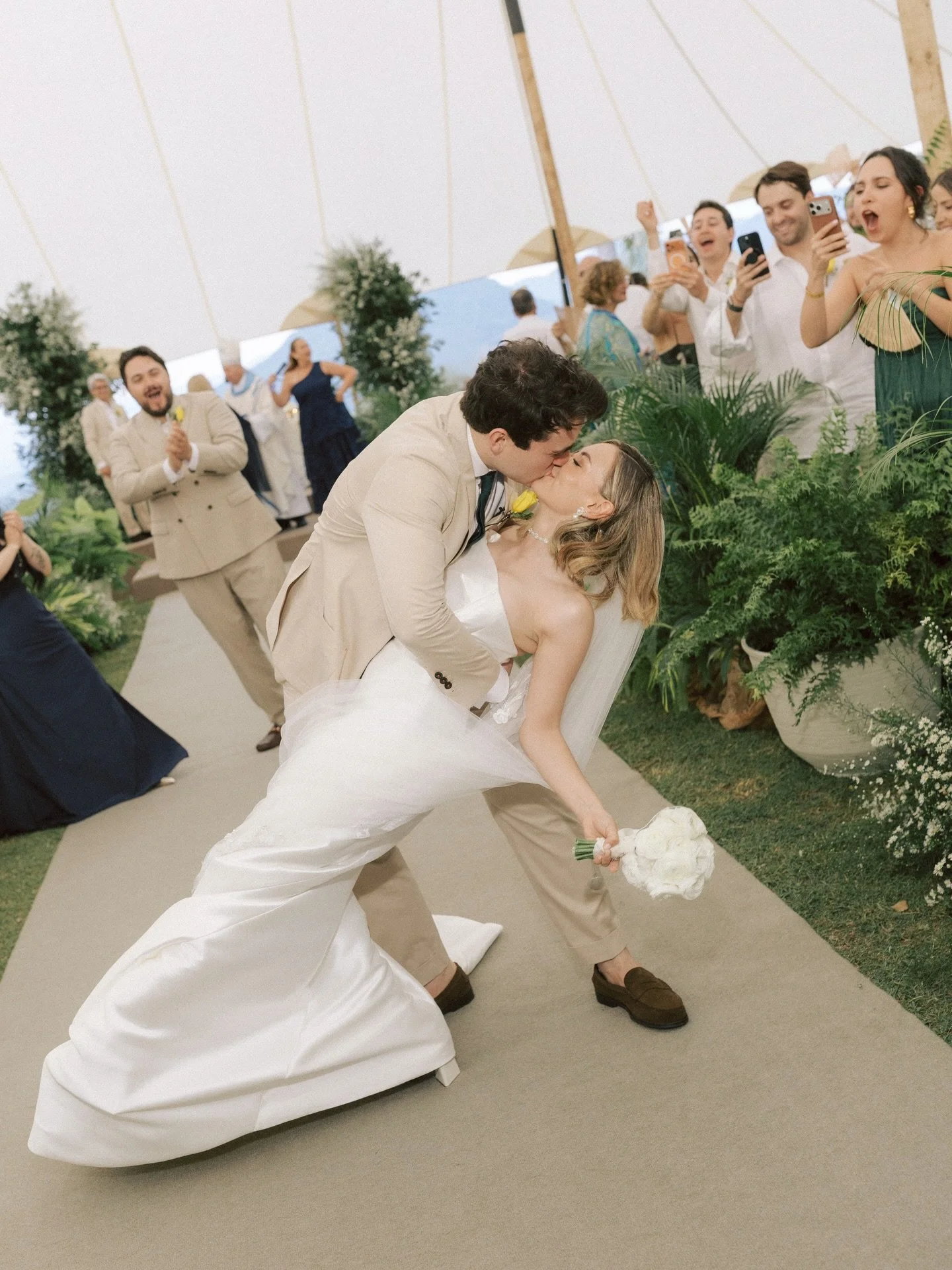 Elegante y minimalista fue este dise&ntilde;o &uacute;nico en el Club Chical&aacute; con un montaje nunca antes hecho. 

Dise&ntilde;o @susydesign_ 
Telas @foro_draping 
Coordinaci&oacute;n @duqueventos 
Producci&oacute;n @mateocordoba 
DJ @djmoisesg