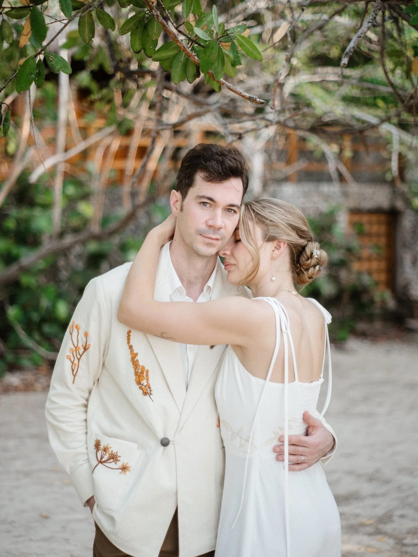 Un pedacito del para&iacute;so que fue este matrimonio en un ambiente tropical en @lasislasbaru 🏝️ Gracias M+K por la confianza y ser tan especiales! 😍

Dise&ntilde;o de @susydesign_ 
Producci&oacute;n y coordinaci&oacute;n de todo el evento @besti