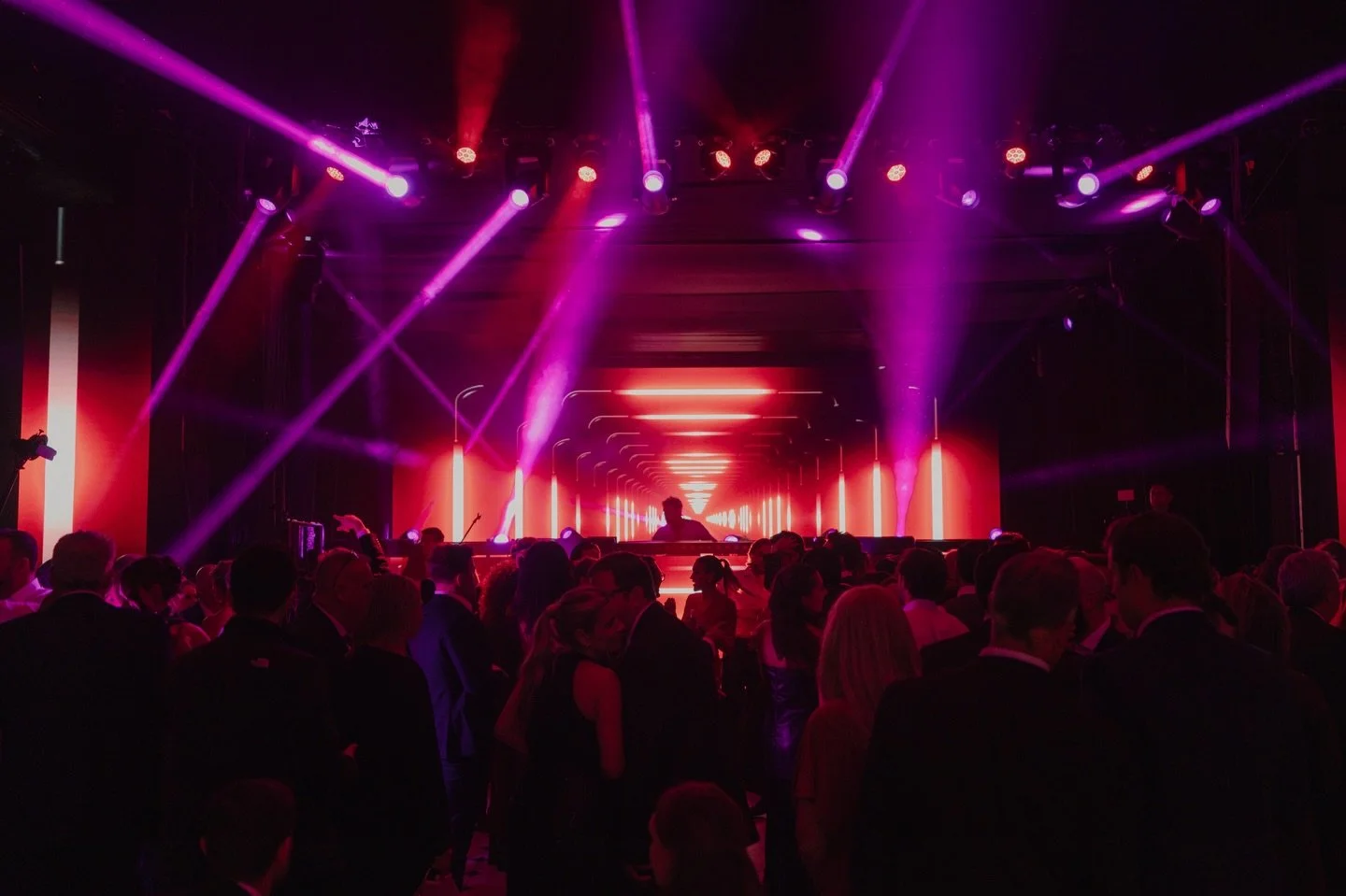 Fiestas inolvidables 🕺🏼
&bull;
&bull;
&bull;
@susydesign_ 
@foro_draping 
@mateocordoba y @perromalo___ 
@pierrecatering 
@djandres.forero
@gabrielnarvaezoficial 
@tarimas.del.norte 
@amaurisphoto