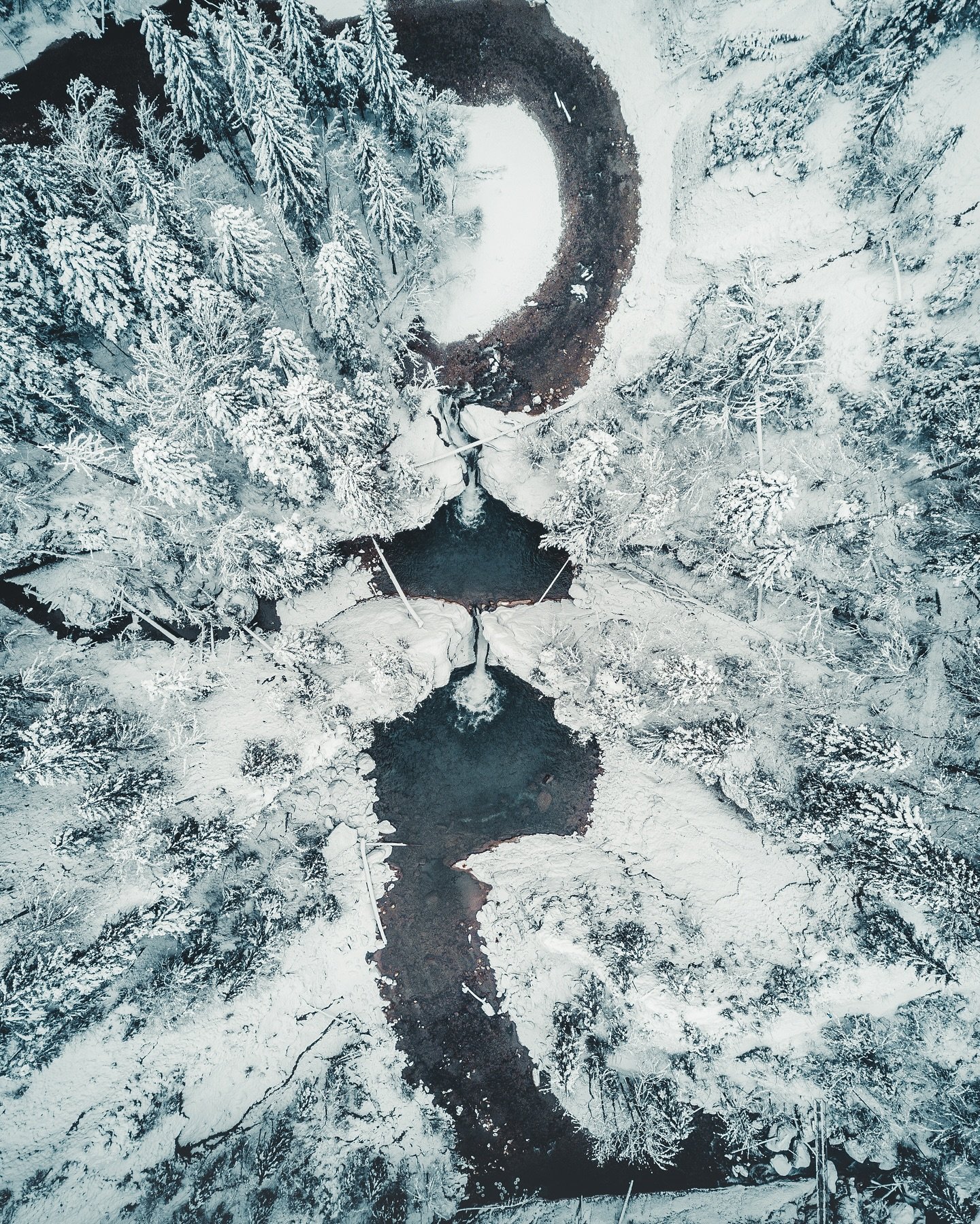Lovely top down view in winter of that waterfall 😍 even if it was pretty cold it was pure joy. Happy Friday 🙌🙌

&mdash;
#wildernesstones #weroamgermany #voyaged #folkscenery #stayandwander #picoftheday #landscapephotography #roadtrip #beautifuldes