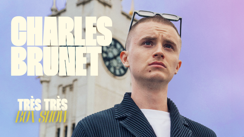Charles Brunet reçoit un billet d’or certifiant les 50 000 billets vendus pour son spectacle Très très bon show.