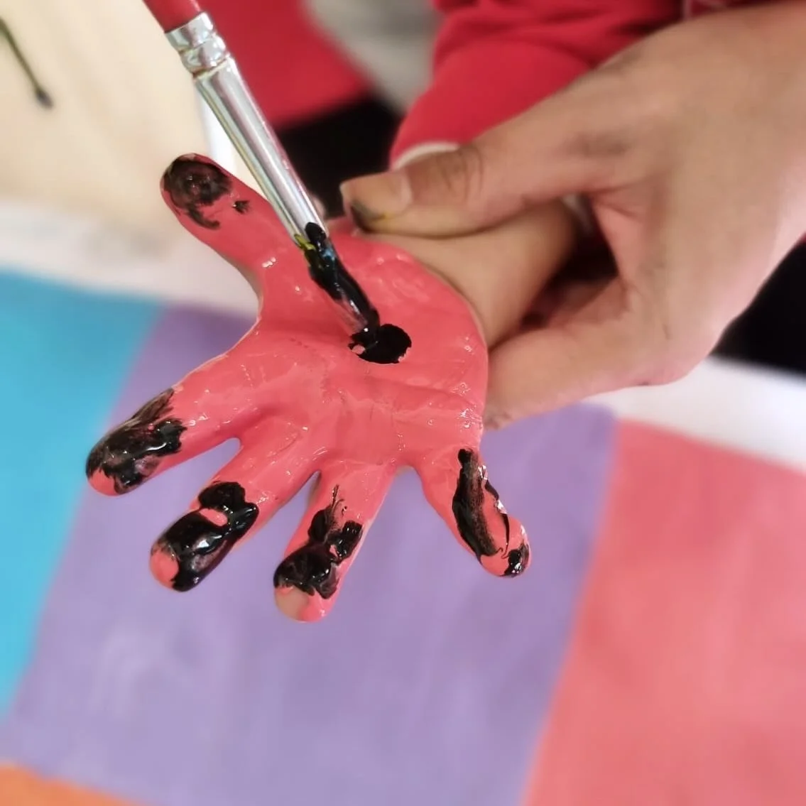 Ens pintem les mans 🤲🏻🙈 #nens #kids #ni&ntilde;os #actividad #pintura #paint #children #babiesofinstagram #bebes #guarderia #escoleta #nursingschool