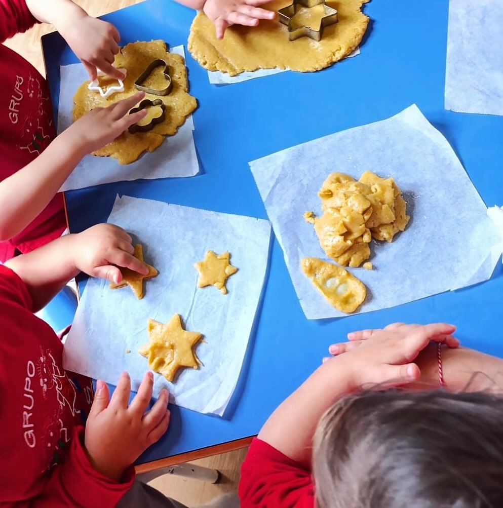 Whipping up magic with cookie dough! #cookies #kids #children #nursingschool #babiesofinstagram #ni&ntilde;os #cocina #crespells #guarderia