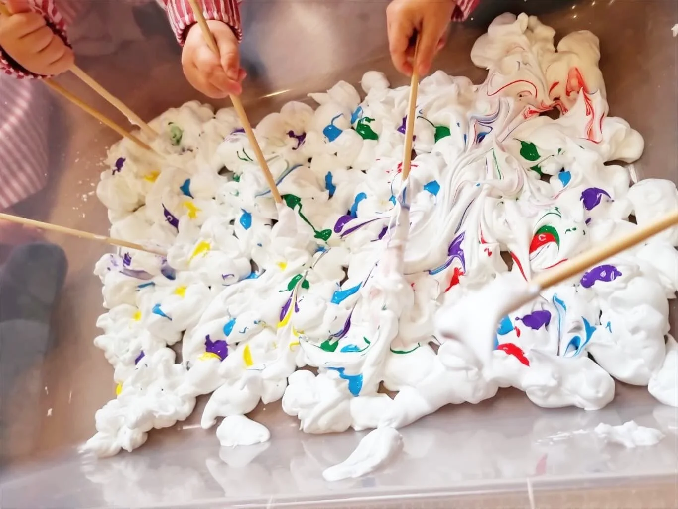 &iexcl;Experimentaci&oacute;n con espuma y pintura! #kids #workshop #taller #pintura #ni&ntilde;os #bebes #babiesofinstagram #guarderia #nursingschool  #juegosinfantiles