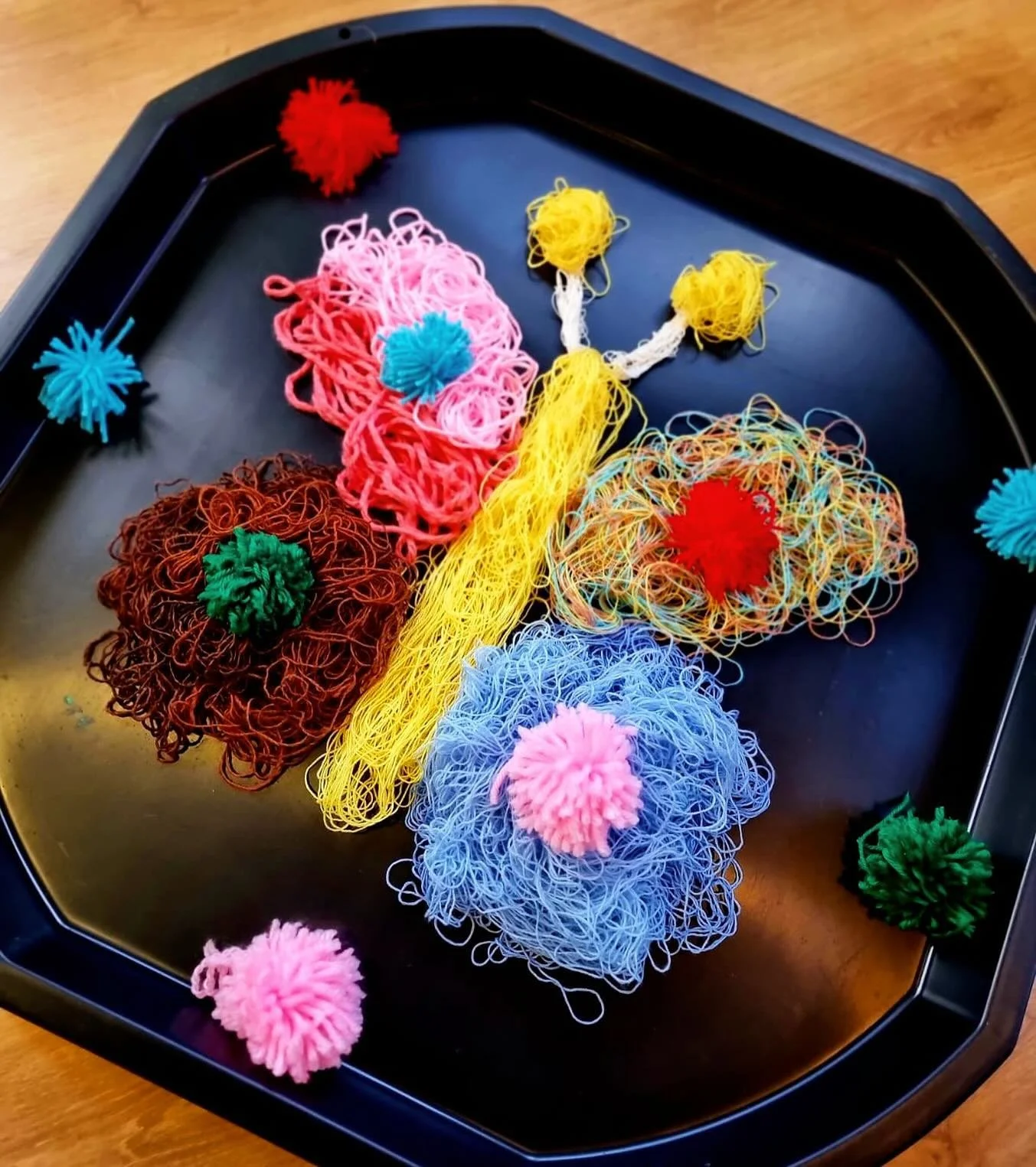 Mariposa de la primavera con lanas. 🦋#primavera #spring #mariposa #actividad #ni&ntilde;os #guarderia #color #taller #infantil #kids #insta #nursingschool