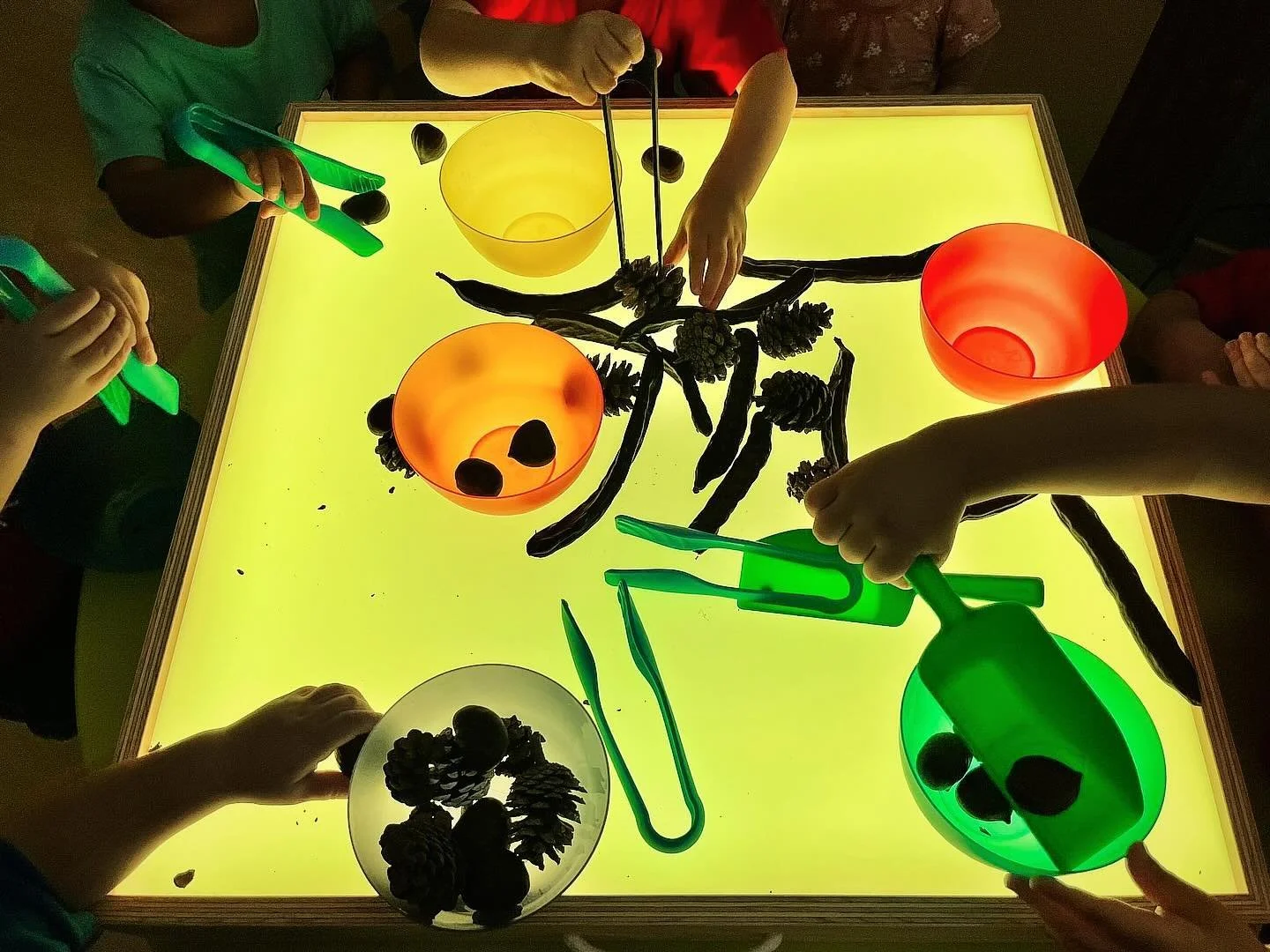 Light tables 💡#kids #babies #children #babiesofinstagram #activities #ni&ntilde;os #bebes #photooftheday #picoftheday #nursingschool #kindergarten #guarderia