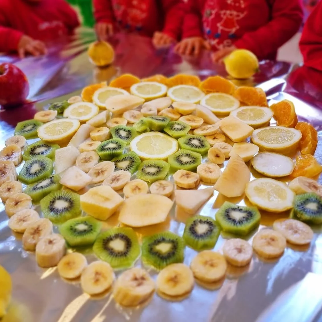 Fruit mandala #spring #fruit #foodstagram #kids #babiesofinstagram #babies #bebes #ni&ntilde;os #children #fruta #guarderia #nursery #kindergarten #Mallorca